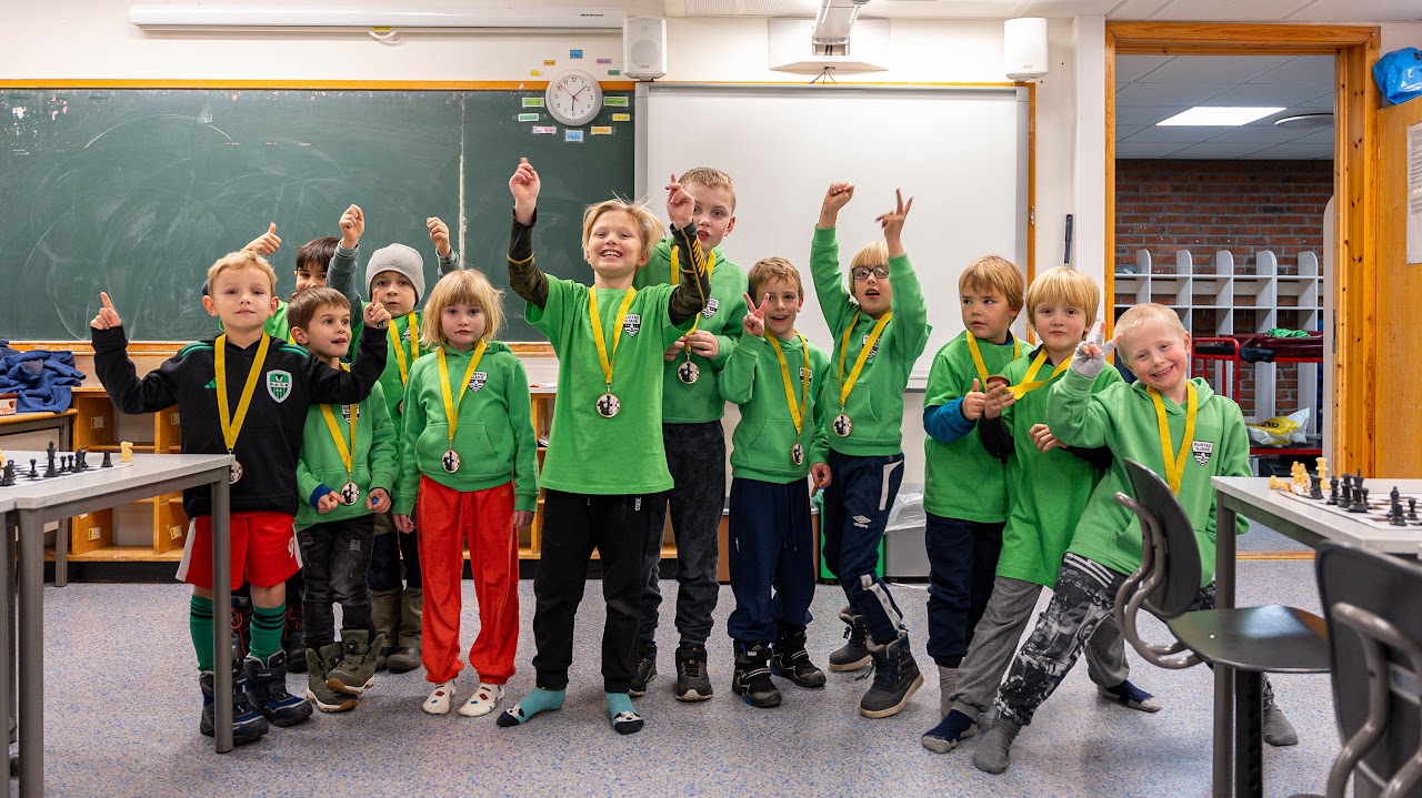 Barn med medaljer fra sjakkturnering